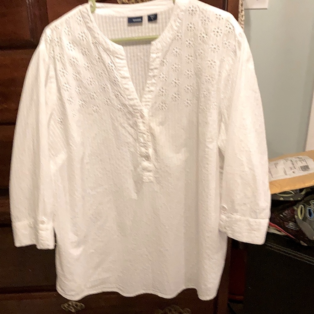 1X white blouse with detail work at top